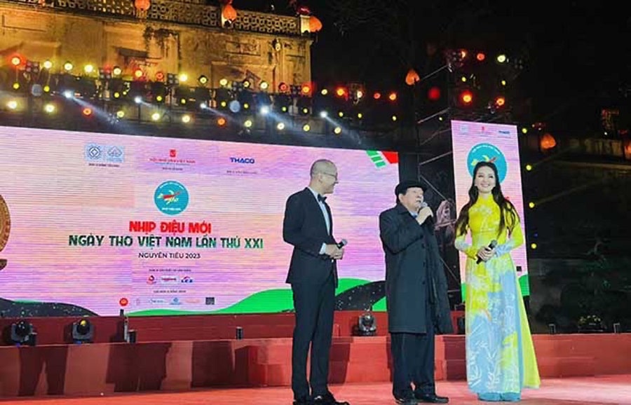 Trong dòng chảy thi ca - Tác giả: Đỗ Anh Vũ