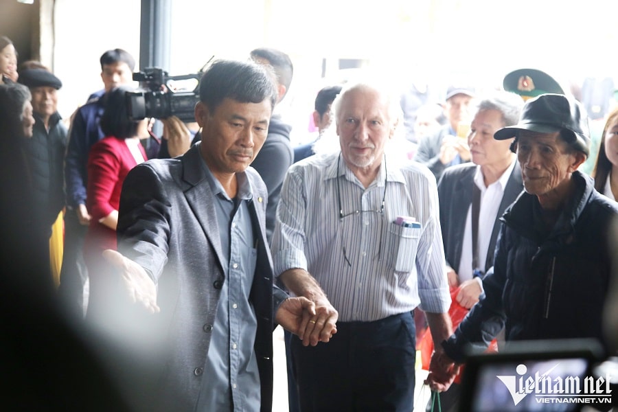 Ông Hà Huy Mỳ, cháu của liệt sĩ Cao Xuân Tuất xúc động nắm tay ông Peter Mathews. 