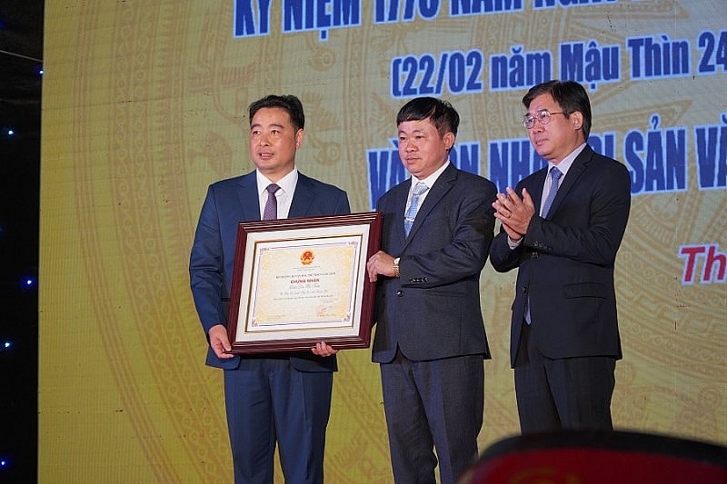 Ông Nông Quốc Thành, Phó Cục trưởng Cục Di sản văn hóa trao bằng công nhận Di sản văn hóa phi vật thể Quốc gia - Lễ hội Đền Bà Triệu cho tỉnh Thanh Hóa.