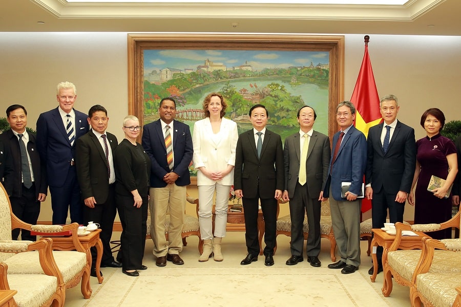 Phó Thủ tướng Trần Hồng Hà, bà Kirsten Schuijt, cùng lãnh đạo của WWF và một số bộ ngành tại buổi tiếp 