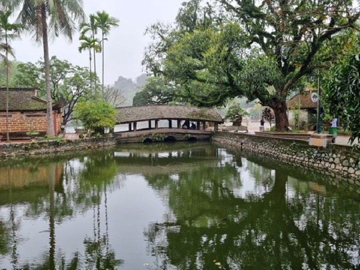 Phong cảnh chùa Thầy (Hà Nội).