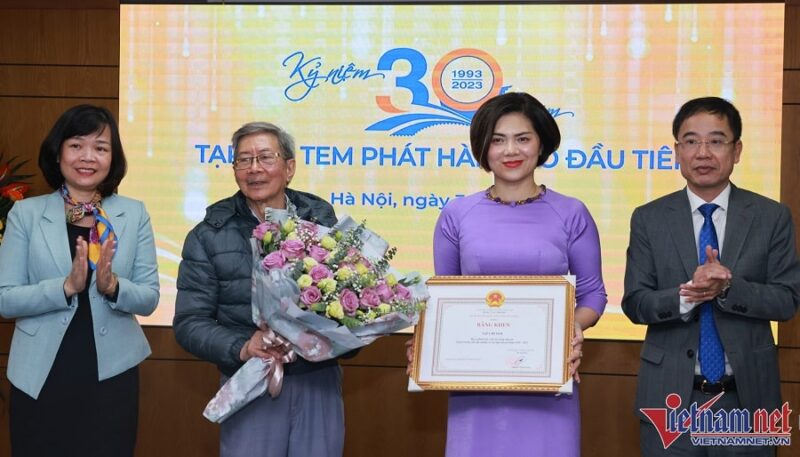 Tạp chí Tem được Bộ TT&TT tặng Bằng khen vì đã có thành tích xuất sắc trong công tác tuyên truyền, phổ cập nghiệp vụ sưu tập tem. 
