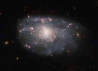 Kính Hubble chụp ảnh thiên hà vô định hình Kính Hubble chụp ảnh thiên hà vô định hình