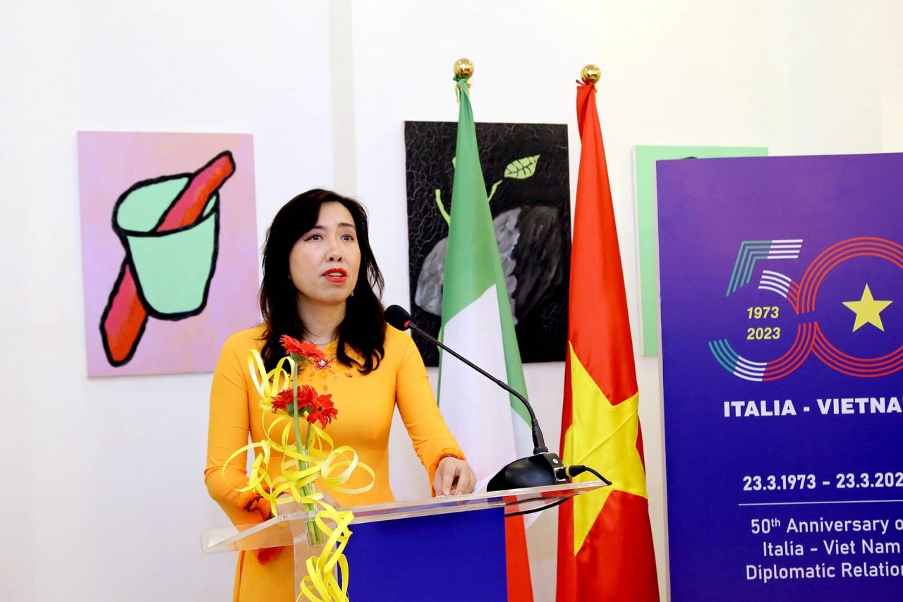 Thứ trưởng Bộ Ngoại giao Lê Thị Thu Hằng phát biểu tại buổi lễ.