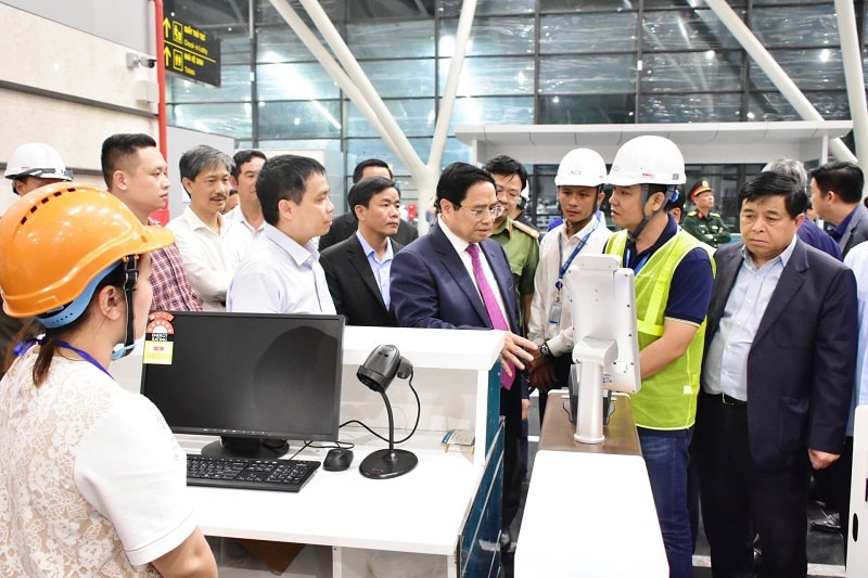 Thủ tướng nghe giới thiệu hệ thống check-in tự động liên kết dữ liệu dân cư quốc gia