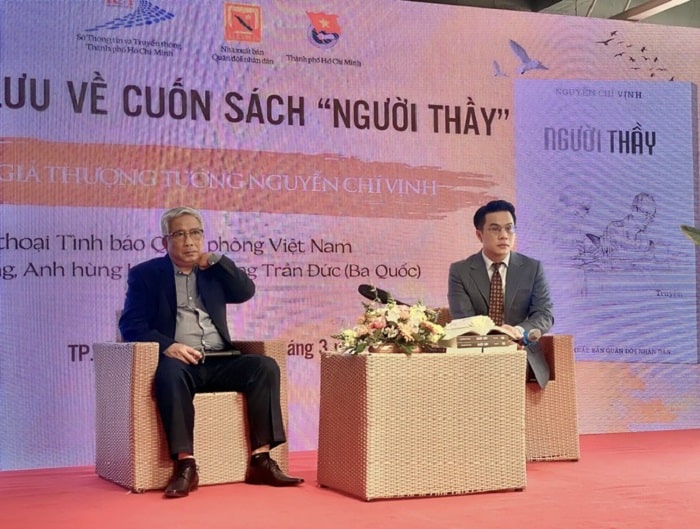 Thượng tướng Nguyễn Chí Vịnh (trái) giao lưu cùng độc giả