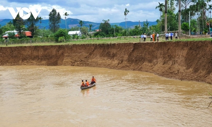 Tinh trang sat lo ven song Vu Gia huyen Dai Loc tinh Quang Nam min - Quảng Nam yêu cầu ứng phó khẩn cấp khi sạt lở bờ sông, bờ biển gia tăng
