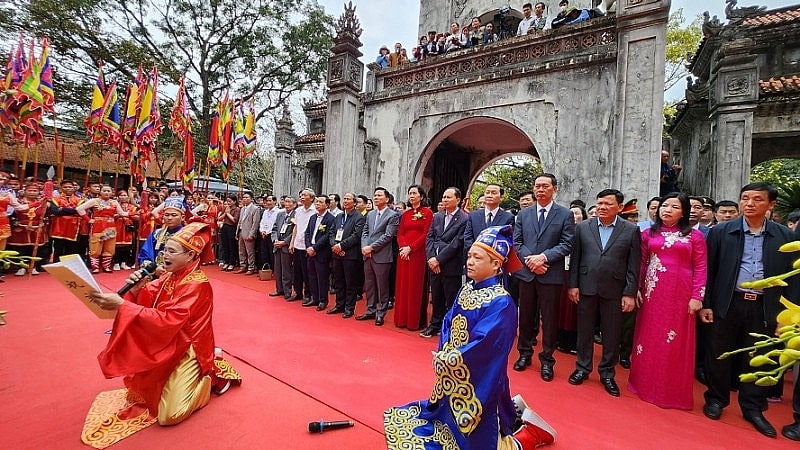 Toàn cảnh nghi lễ tấu trình chúc văn, dâng hương tại Lễ hội Đền Bà Triệu năm 2023.