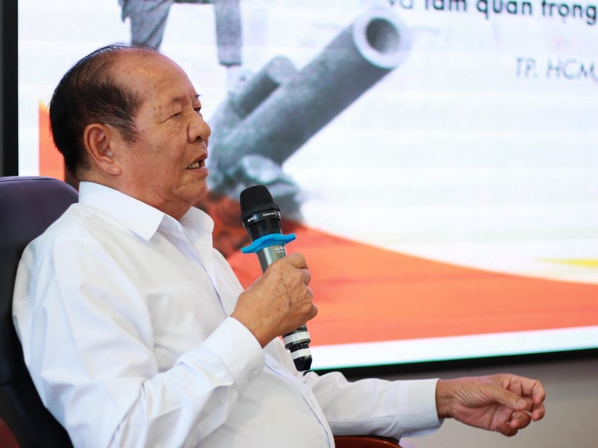 Trung tá Vũ Thành Trung chia sẻ nhiều kỷ niệm và suy nghĩ trong buổi ra mắt sách ngày 24/3.