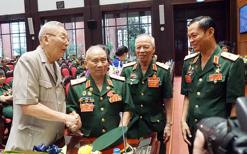 Trung tuong Dong Sy Nguyen va lanh dao Hoi Truyen thong Truong Son - Trung tướng Đồng Sỹ Nguyên, vị tướng của Trường Sơn huyền thoại