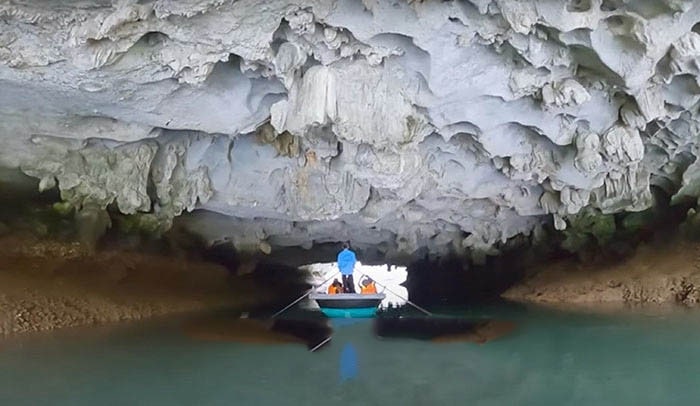 Vịnh Lan Hạ có những núi đá vôi nên thơ kỳ vĩ