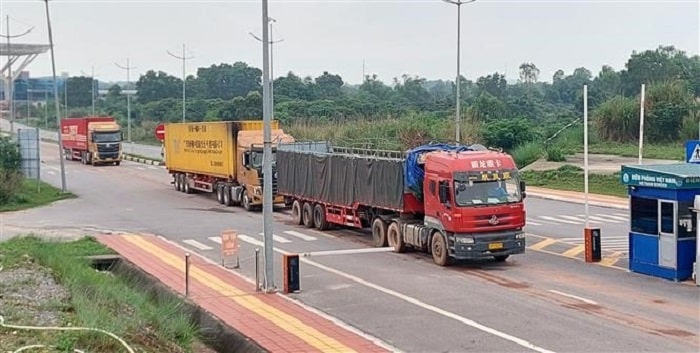 Xe vận chuyển hàng hóa qua Cửa khẩu quốc tế Móng Cái. 