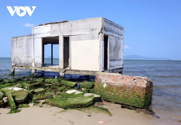 bien 10 min 605x420 - Video: Hình ảnh sạt lở bờ biển nghiêm trọng, đe dọa nhà cửa, tài sản của người dân Quảng Nam