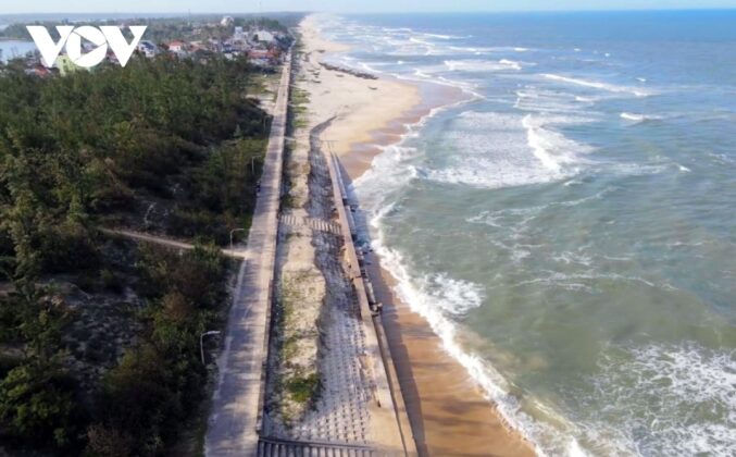 bien 11 min 677x420 - Video: Hình ảnh sạt lở bờ biển nghiêm trọng, đe dọa nhà cửa, tài sản của người dân Quảng Nam