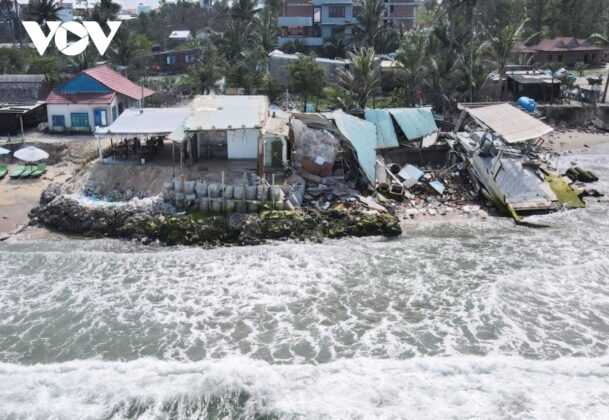 bien 2 min 609x420 - Video: Hình ảnh sạt lở bờ biển nghiêm trọng, đe dọa nhà cửa, tài sản của người dân Quảng Nam