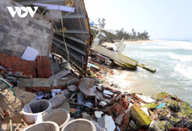 bien 4 min 616x420 - Video: Hình ảnh sạt lở bờ biển nghiêm trọng, đe dọa nhà cửa, tài sản của người dân Quảng Nam