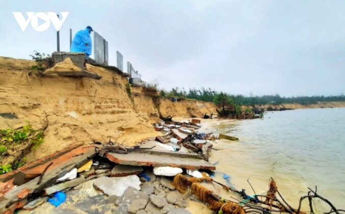 bien 6 min 677x420 - Video: Hình ảnh sạt lở bờ biển nghiêm trọng, đe dọa nhà cửa, tài sản của người dân Quảng Nam
