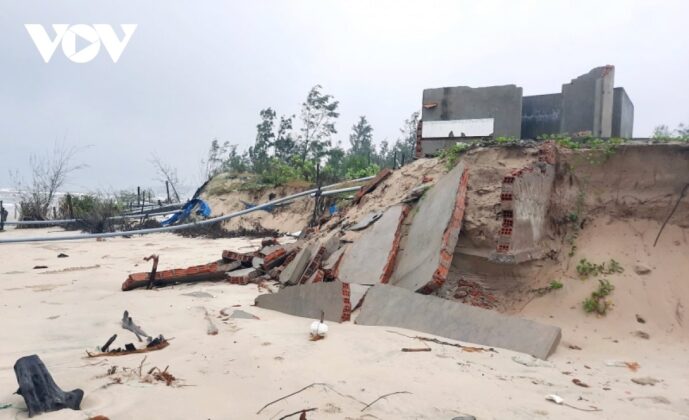 bien 7 min 689x420 - Video: Hình ảnh sạt lở bờ biển nghiêm trọng, đe dọa nhà cửa, tài sản của người dân Quảng Nam
