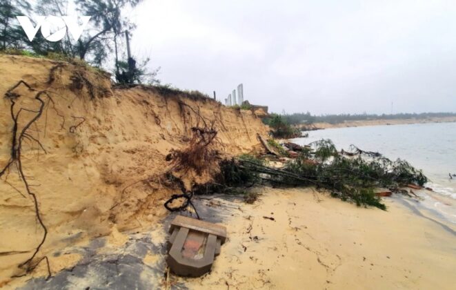 bien 8 min 661x420 - Video: Hình ảnh sạt lở bờ biển nghiêm trọng, đe dọa nhà cửa, tài sản của người dân Quảng Nam
