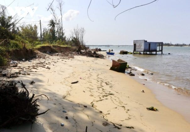 bien 9 min 605x420 - Video: Hình ảnh sạt lở bờ biển nghiêm trọng, đe dọa nhà cửa, tài sản của người dân Quảng Nam