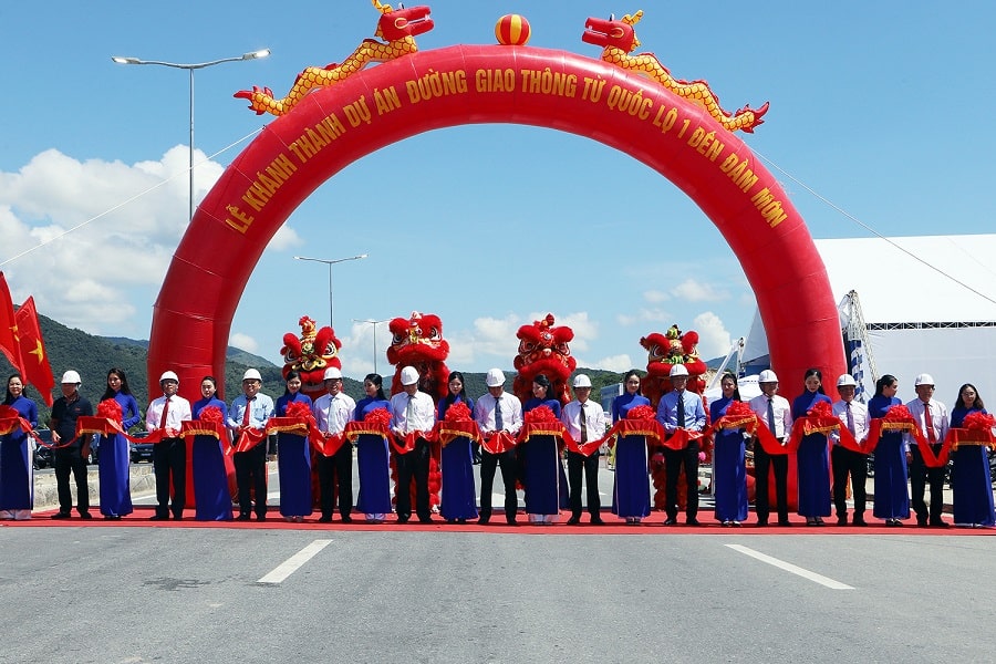 Lãnh đạo UBND tỉnh Khánh Hòa cùng các đơn vị liên quan cắt băng khánh thành dự án.
