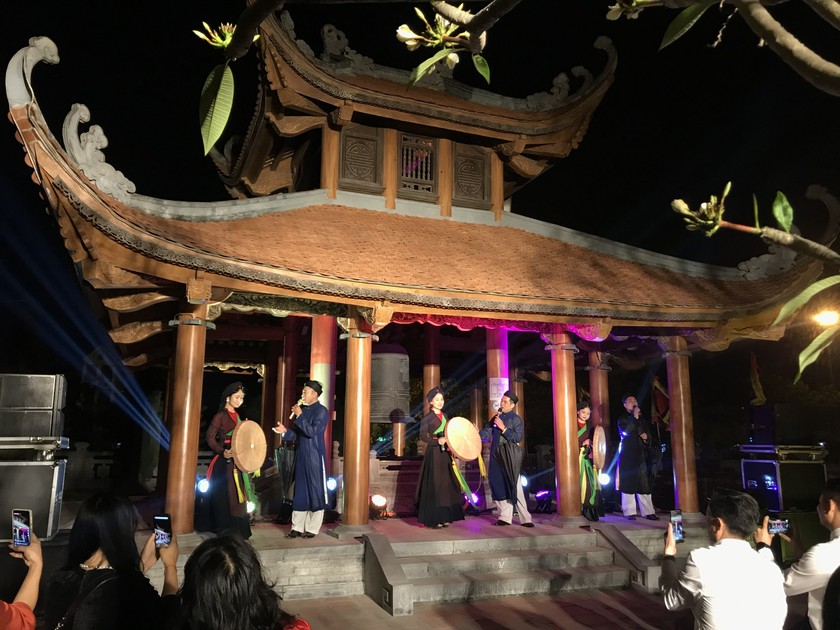 Du khách được thưởng thức làn điệu dân ca Quan họ tại địa điểm Chiến thắng Xương Giang.