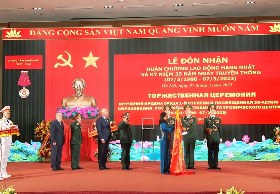gan huan chuong vao la co truyen thong min - Phó Chủ tịch nước Võ Thị Ánh Xuân dự kỷ niệm ngày truyền thống Trung tâm Nhiệt đới Việt - Nga