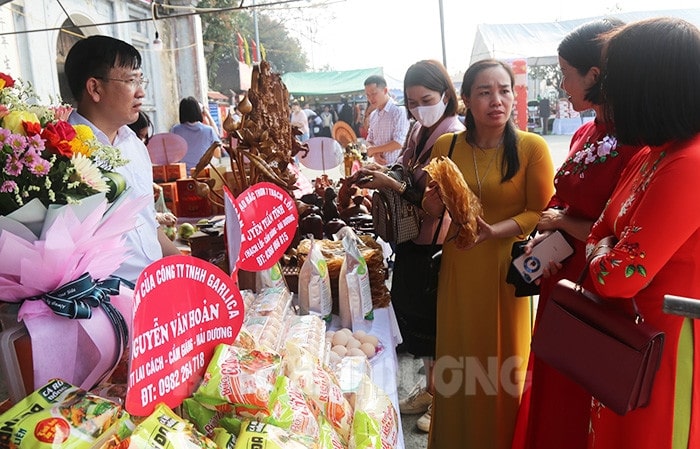 Bên lề lễ hội có các gian hàng trưng bày sản phẩm OCOP của huyện Cẩm Giàng