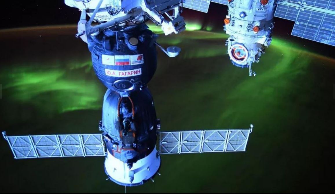 Hồi tháng 8/2021, Phi hành gia Thomas Pesquet của Cơ quan Vũ trụ Châu Âu đã chụp được hình ảnh tàu Soyuz của Nga và cực quang ở phía nền.
