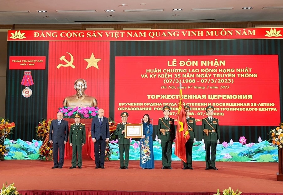 trao Huan chuong Lao dong hang Nhat min - Phó Chủ tịch nước Võ Thị Ánh Xuân dự kỷ niệm ngày truyền thống Trung tâm Nhiệt đới Việt - Nga
