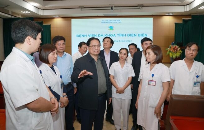 Thủ tướng Phạm Minh Ch&iacute;nh giao nhiệm vụ cho c&aacute;c y, b&aacute;c sỹ Bệnh viện Đa khoa tỉnh Điện Bi&ecirc;n. (Ảnh: Dương Giang/TTXVN)