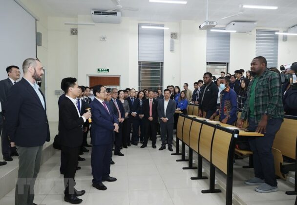 1 min 29 608x420 - Hình ảnh Thủ tướng thăm Đại học Quốc gia Hà Nội và Đại học FPT