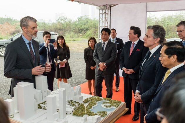 Lễ khởi c&ocirc;ng đại sứ qu&aacute;n mới của Mỹ diễn ra v&agrave;o s&aacute;ng 15/4, tr&ecirc;n l&ocirc; đất D30 tại đường Phạm Văn Bạch, quận Cầu Giấy. Tr&ecirc;n nền đất c&ograve;n đọng lại những vũng nước v&agrave; một số chỗ lầy lội từ trận mưa r&agrave;o đ&ecirc;m qua. Khoảng 10h, nh&acirc;n vật trung t&acirc;m của sự kiện - Ngoại trưởng Mỹ Antony Blinken - xuất hiện với phong th&aacute;i nhanh nhẹn. Ảnh: Son Nguyen/ U.S Embassy Hanoi.