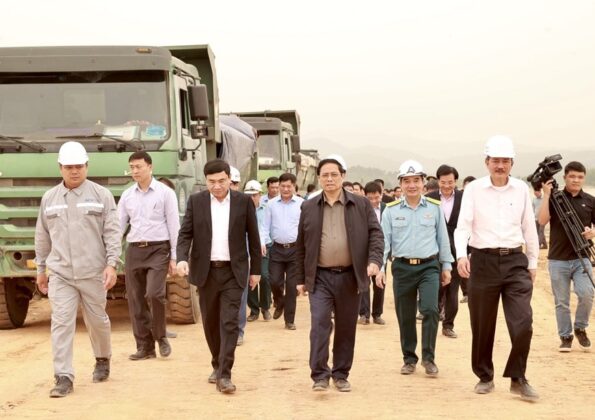 Thủ tướng Phạm Minh Ch&iacute;nh kiểm tra tiến độ thực hiện Dự &aacute;n đầu tư x&acirc;y dựng mở rộng Cảng h&agrave;ng kh&ocirc;ng Điện Bi&ecirc;n. (Ảnh: Dương Giang/TTXVN)