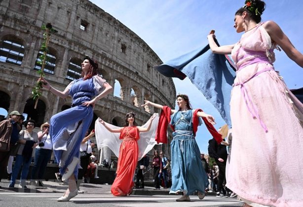 C&aacute;c nghệ sỹ trong trang phục La M&atilde; tham gia diễu h&agrave;nh kỷ niệm sinh nhật th&agrave;nh phố Rome, Italy, ng&agrave;y 23/4. (Ảnh: THX/TTXVN)