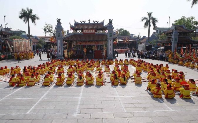 C&aacute;c thanh ni&ecirc;n nam nữ tiến h&agrave;nh xếp chữ trong Lễ hội Phủ Dầy. (Ảnh: C&ocirc;ng Luật/TTXVN)