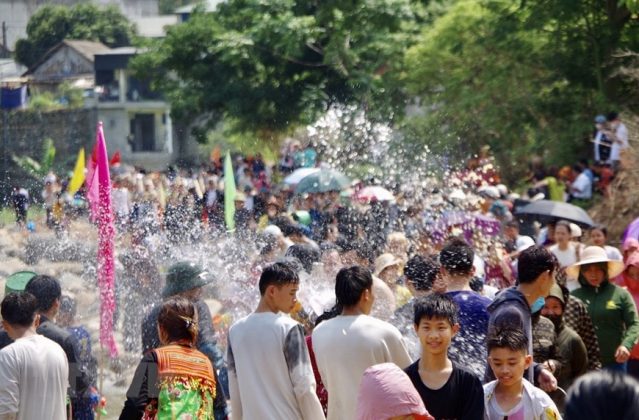 10 min 31 639x420 - Độc đáo Lễ hội gội đầu, té nước của người Thái trắng Lai Châu
