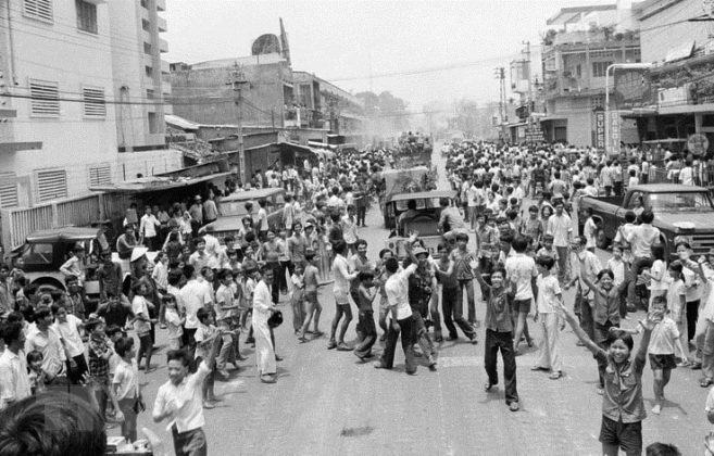 Nh&acirc;n d&acirc;n Thủ đ&ocirc; vui mừng đ&oacute;n tin chiến thắng ng&agrave;y 30/4/1975. Ảnh: TTXVN.