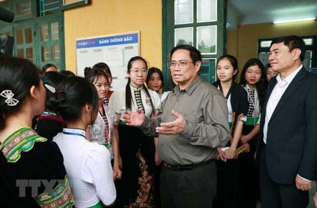 Thủ tướng Phạm Minh Ch&iacute;nh thăm, động vi&ecirc;n học sinh Trường Phổ th&ocirc;ng D&acirc;n tộc Nội tr&uacute; tỉnh Điện Bi&ecirc;n. (Ảnh: Dương Giang/TTXVN) 2