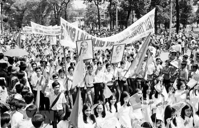 Nh&acirc;n d&acirc;n S&agrave;i G&ograve;n diễu h&agrave;nh mừng th&agrave;nh phố được giải ph&oacute;ng (ng&agrave;y 15/5/1975). Ảnh: TTXVN.