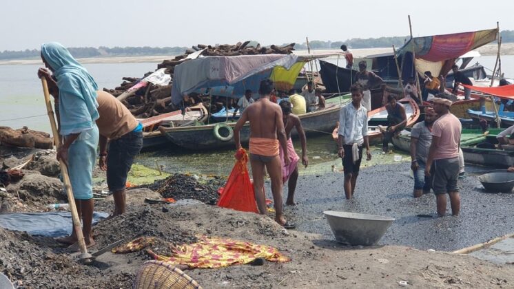 C&aacute;ch đ&oacute; kh&ocirc;ng xa, một đội chuy&ecirc;n đ&atilde;i s&igrave;nh t&igrave;m v&agrave;ng bạc, nữ trang c&ograve;n s&oacute;t lại của người chết đang hối hả l&agrave;m việc.