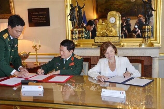 Bộ trưởng Quốc ph&ograve;ng Ng&ocirc; Xu&acirc;n Lịch v&agrave; Bộ trưởng Quốc ph&ograve;ng Ph&aacute;p Florence Parly k&yacute; kết thỏa thuận hợp t&aacute;c quốc ph&ograve;ng giữa hai nước (Paris, 17/9/2018). Ảnh: To&agrave;n Tr&iacute;/TTXVN
