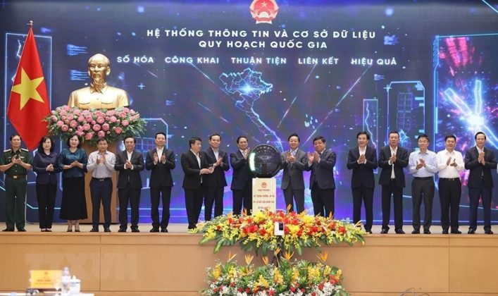 Thủ tướng Phạm Minh Chính và các đại biểu thực hiện nghi thức khai trương Hệ thống thông tin và cơ sở dữ liệu quy hoạch quốc gia.  (Ảnh: Dương Giang/TTXVN)