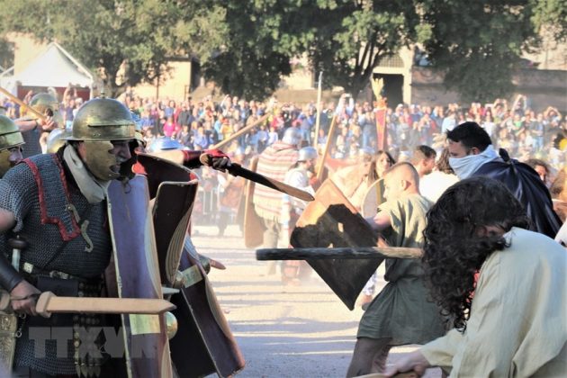 C&aacute;c nghệ sỹ trong trang phục h&oacute;a trang tại trường đua ngựa Circo Massimo trong dịp lễ kỷ niệm sinh nhật Rome. (Ảnh: TTXVN)