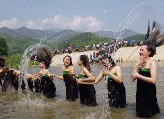 Độc đáo Lễ hội gội đầu, té nước của người Thái trắng Lai Châu Độc đáo Lễ hội gội đầu, té nước của người Thái trắng Lai Châu