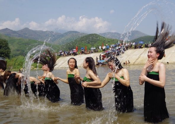 13 min 14 591x420 - Độc đáo Lễ hội gội đầu, té nước của người Thái trắng Lai Châu
