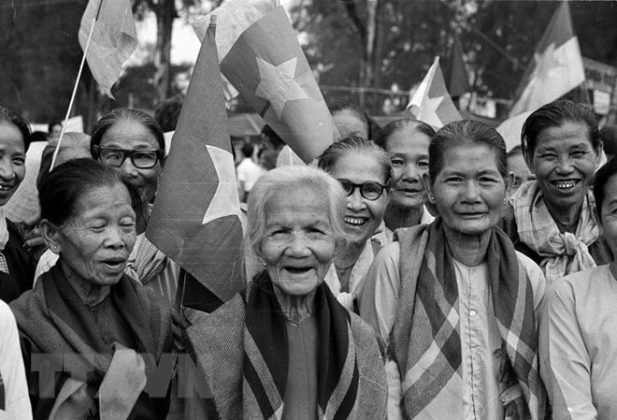 C&aacute;c b&agrave; mẹ c&oacute; c&ocirc;ng với c&aacute;ch mạng, đại diện cho đội qu&acirc;n t&oacute;c d&agrave;i trong ng&agrave;y giải ph&oacute;ng. Ảnh: TTXVN.