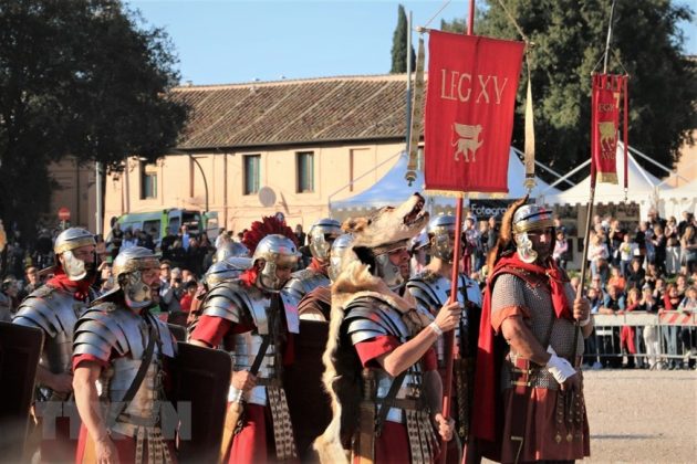 C&aacute;c nghệ sỹ trong trang phục chiến binh La m&atilde; tại lễ kỷ niệm sinh nhật th&agrave;nh phố Rome. (Ảnh: PV TTXVN)