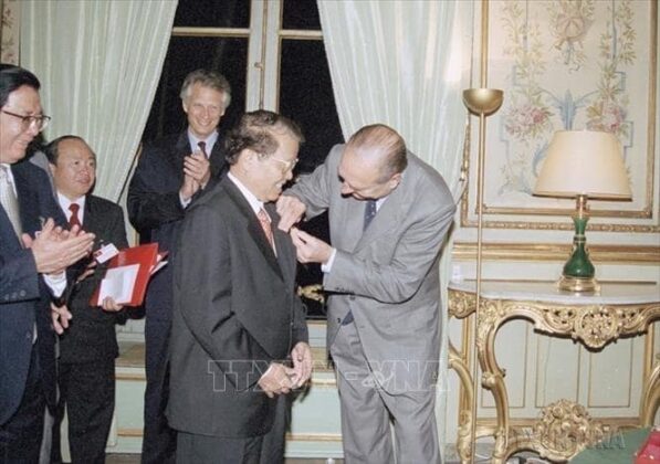 Ng&agrave;y 28/10/2002, tại Điện &Eacute;lyse&eacute; ở thủ đ&ocirc; Paris, Tổng thống Ph&aacute;p Jacques Chirac trao tặng Hu&acirc;n chương Bắc Đẩu bội tinh hạng Nhất của Nh&agrave; nước Ph&aacute;p cho Chủ tịch nước Trần Đức Lương. Ảnh: Nguyễn Khang/TTXVN