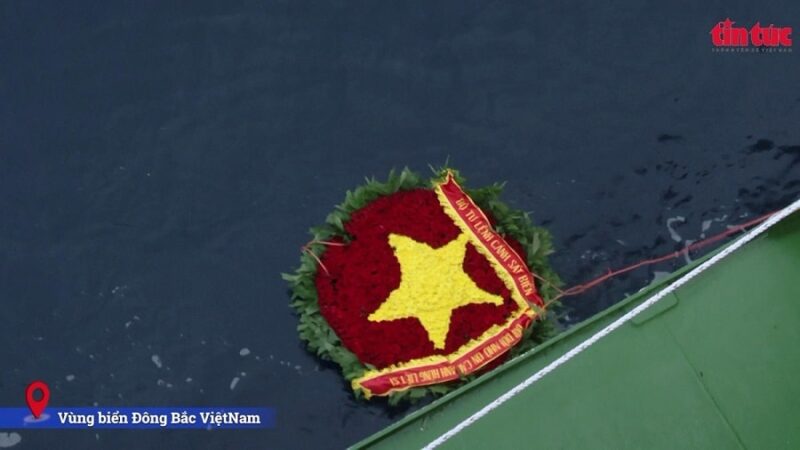 Lễ tưởng niệm các Anh hùng, Liệt sĩ hy sinh và ngư dân tử nạn trên vùng biển Đông Bắc của Tổ quốc được thực hiện nghiêm trang trong chuyến tuần tra liên hợp.